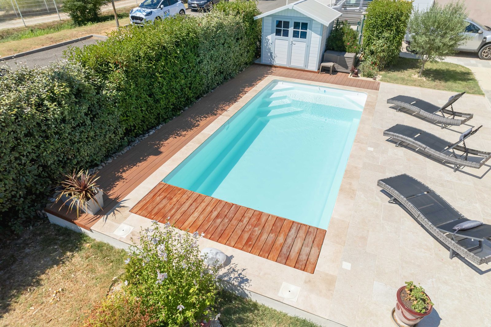 Piscine coque Aboral MOTU dans un jardin