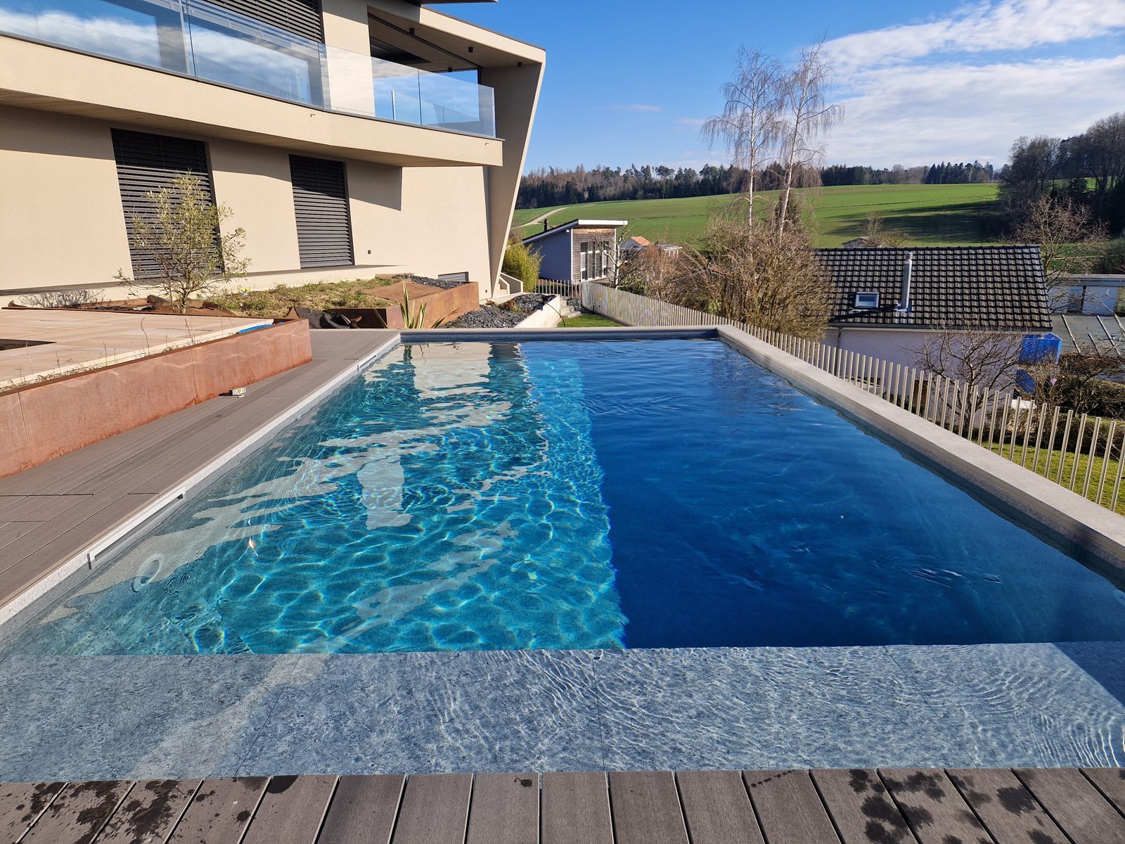 Piscine béton sur mesure devant une maison d'architecte