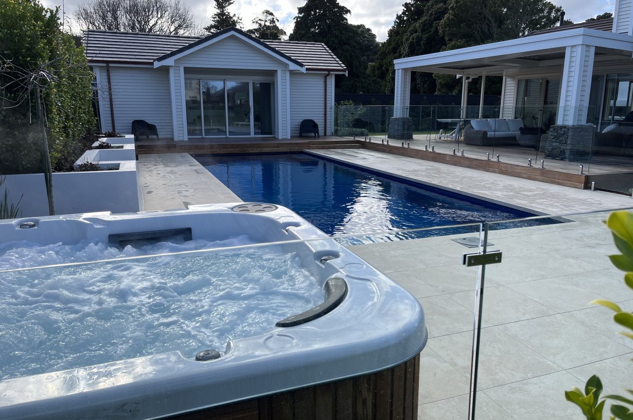 Spa de massage Sapphire au bord d'une piscine, installé par Swiss Piscine