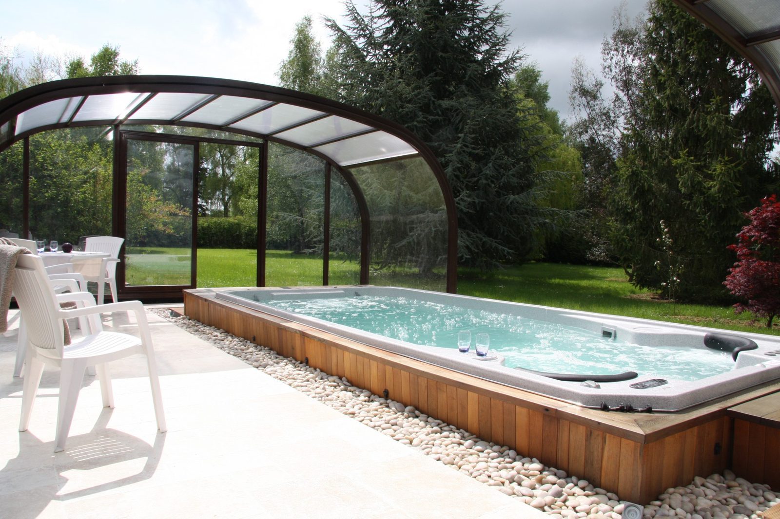 Spa de nage Sapphire installé sous abri